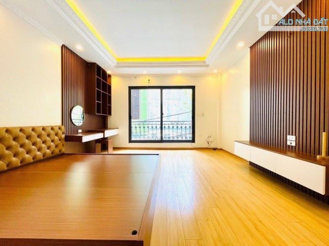 Bán nhà Bồ Đề, Long Biên vài bước chân ra phố Hồng Tiến, ô tô đỗ cửa 54m2, giá 8,5 tỷ