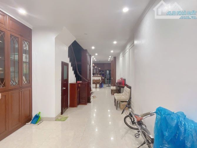 Quá hiếm, nhỉnh 27 tỷ có nhà Phố Trích Sài 69m2, view Hồ Tây, 2 thoáng, thang máy, gara.