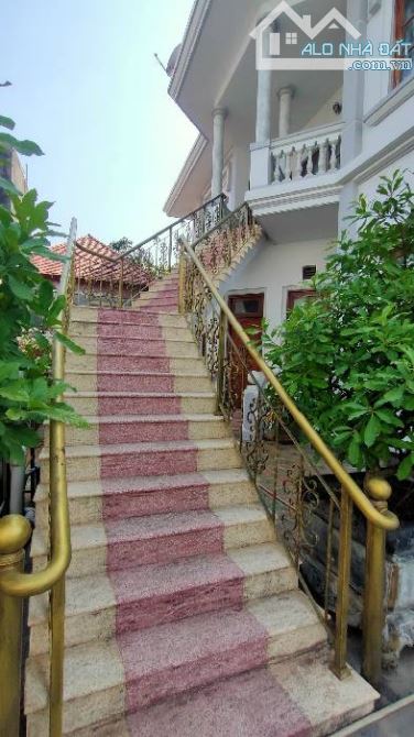 BIỆT THỰ SÂN VƯỜN, SIÊU ĐẸP, NỘI THẤT XỊN XÒ, TIỆN NGHI SỐ ZÁCH, 1050m2, CHỈ 90 TỶ. - 1