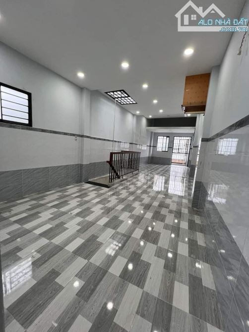 Cần bán gấp nhà MT Chợ Phạm Văn Hai.P1.Q,Tân Bình.Giá3tỷ1/50m2. Sổ hồng riêng - 1