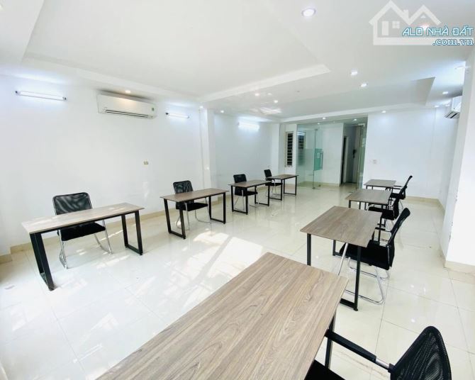Cho thuê văn phòng:40m 8tr; 50m 10tr; 80m 15tr; 150m 20tr. Phố Hàng Chuối - 15