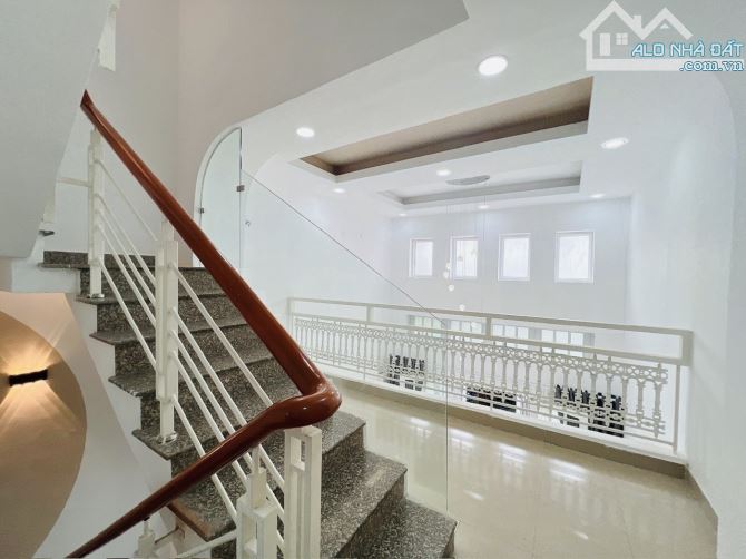 Siêu phẩm đẹp lung linh 3 tầng sân thượng chill 40M2 hẻm 5m 1 sẹc sát MT 4PN SHR 5.4 tỷ - 2