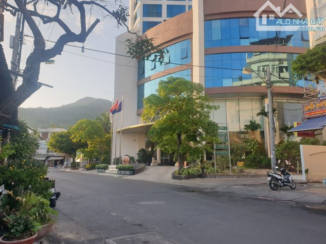 Bán nhà 2 tầng, ven biển Nha Trang, cách biển 200 bước, 130m2 đất đẹp, 3 mặt - 4