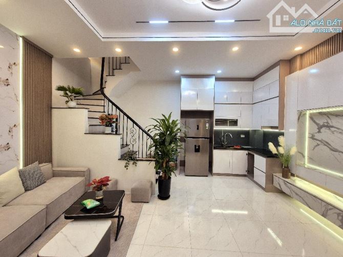 Bán nha Minh Khai 38m x 5 tầng đẹp full nội thất, ô tô đỗ gần