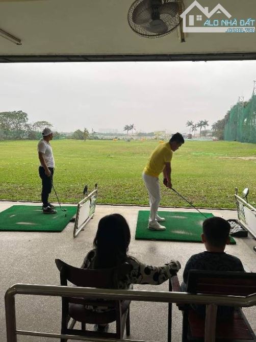 Bán Sàn dịch vụ thương mại và Sân Golf Long Biên, 100,000m2 MT 300m, Giá 550 Tỷ