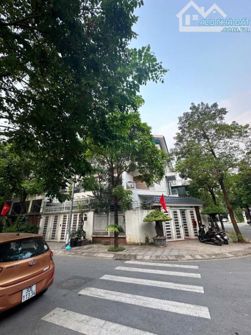 BIỆT THỰ  XUÂN PHƯƠNG NAM TỪ LIÊM 27.5 TỶ 140M LÔ GÓC 3 THOÁNG VIEW ĐẸP VỈA HÈ OTO TRÁNH - 4