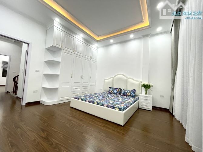 Bán nhà Phố Yên Hoà, 40m2 , 3 tầng , gần phố , mặt tiền 4m , nhỉnh 6 tỷ , hiếm - 5