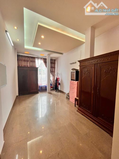 Bán nhà mặt đường Trần Nguyên Hãn vị trí đẹp.75m2 4 tầng ngang 3m giá 13.5 tỷ có tt