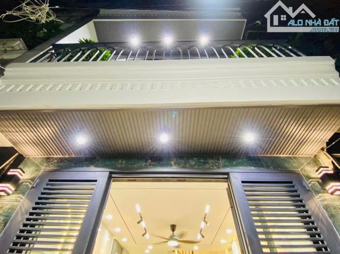 BÁN NHÀ Q10, 2 Lầu, 28m2 Giá 1.85Tỉ Kế Bên Sư Vạn Hạnh Mall