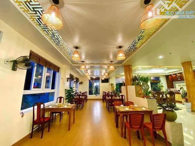 BÁN KHÁCH SẠN MẶT PHỐ HÀN MẶC TỬ, DT 650m2, VIEW SÔNG MỘNG MƠ, DOANH THU ĐỈNH - 1