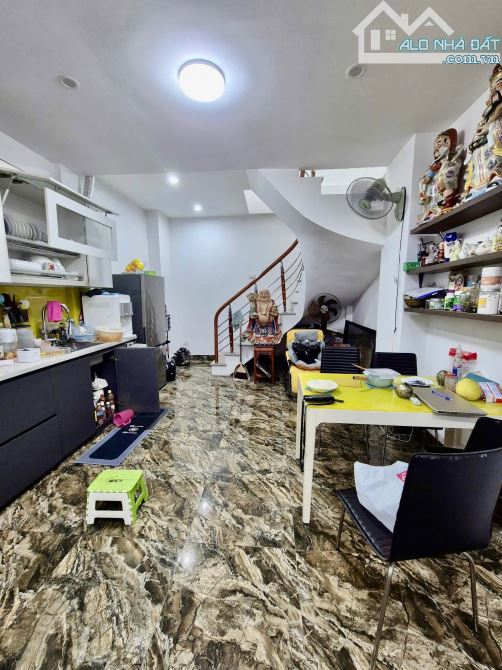 BÁN NHÀ TRONG NGÕ 40m 4 TẦNG MẶT TIỀN 4m 6,3 TỶ NHÀ MỚI Ở NGAY HOÀNG HOA THÁM BA ĐÌNH - 1