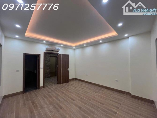 BÁN NHÀ -TRUNG TÂM- CẦU GIẤY-NHÀ MỚI -Dt:40m2-mt:4,3m- 6 tầng- thang máy - Lô góc - 3