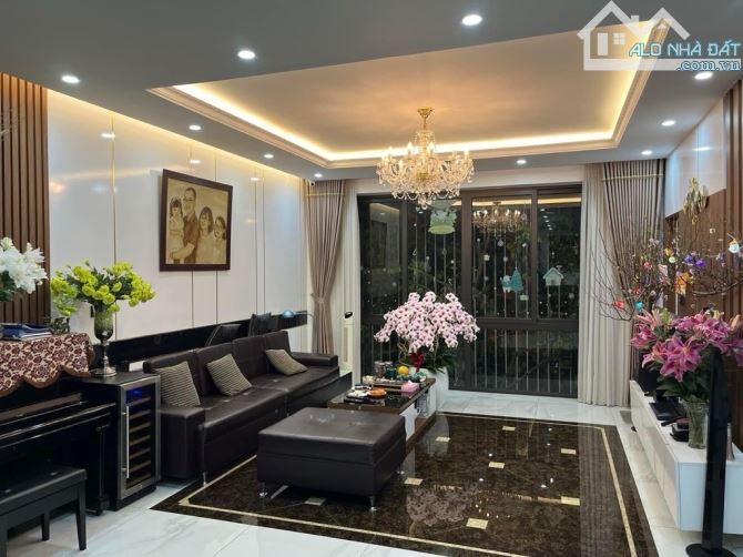 Cần Bán Siêu Biệt Thự Phố Tư Đình Long Biên - 100m2 - 18.5 Tỷ - Lô Góc 3 Mặt Thoáng - Hiếm - 5