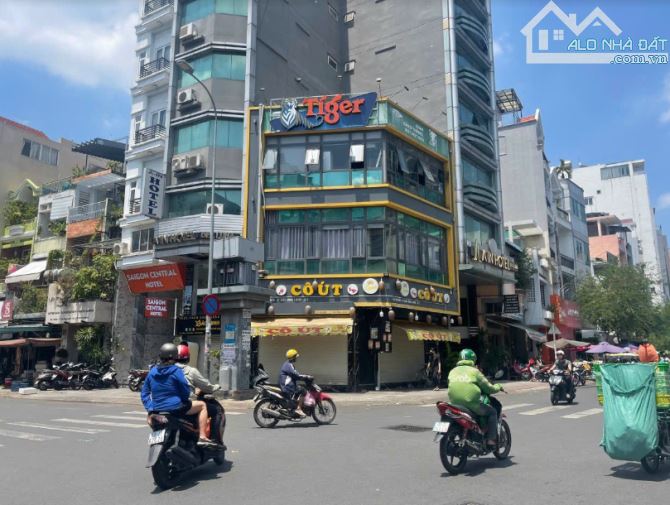 Cho thuê quán cafe căn góc 2MT Cô Bắc, Q1. Dt: 6x10m, Kc: 3 tầng