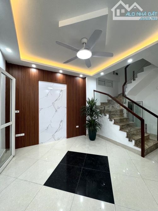 Còn xót lại một căn nhà đẹp 3 tầng tại Ngô Gia Tự, Long Biên, đt 48m2, Mt 5, giá 5,5 tỷ,