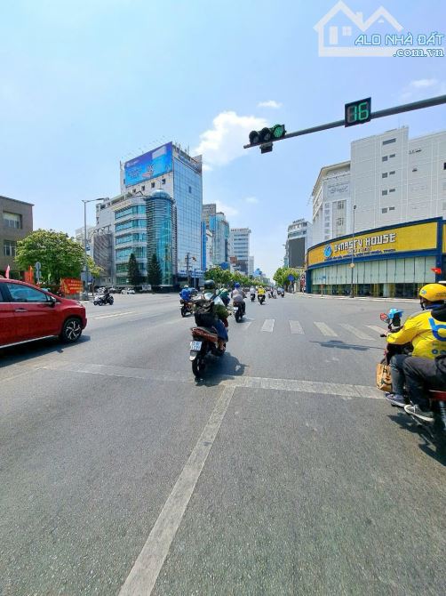 Tòa nhà phong cách Châu Âu - MT Nguyễn Đình Chính, DT: 14x19m, Hầm 6 Tầng, HDT 200TR - 10