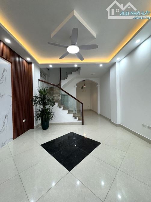 Còn xót lại một căn nhà đẹp 3 tầng tại Ngô Gia Tự, Long Biên, đt 48m2, Mt 5, giá 5,5 tỷ, - 1