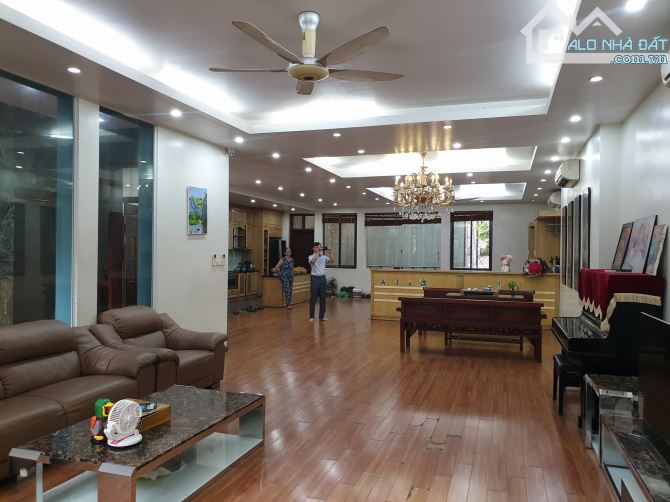 ? ĐẲNG CẤP HOA BẰNG CẦU GIẤY VỈA HÈ GARA ÔTÔ THANG MÁY KINH DOANH ĐỈNH 225m2 MẶT TIỀN 9.5m - 1