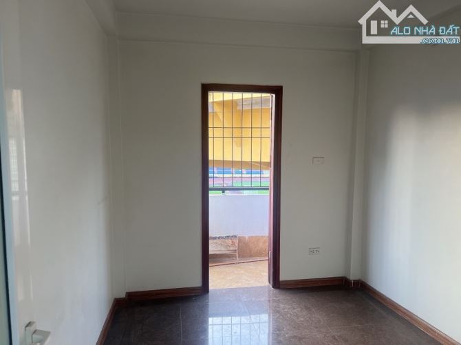 Trịnh Hoài Đức - ô tô đỗ cửa -  5tầng 3,9 tỷ - 6