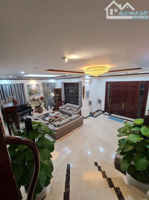 Bán nhà mặt phố Trần Thái Tông, 200m2 x 8 tầng, MT 8m, 115 tỷ - 1