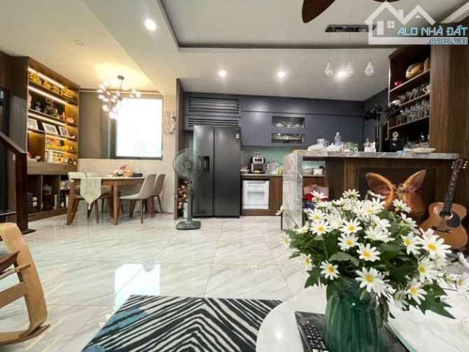 Lạc Long Quân - 122m², 7 tầng, ô tô vào nhà, view Hồ Tây, 2 mặt ngõ rộng, giá 32.5 tỷ
