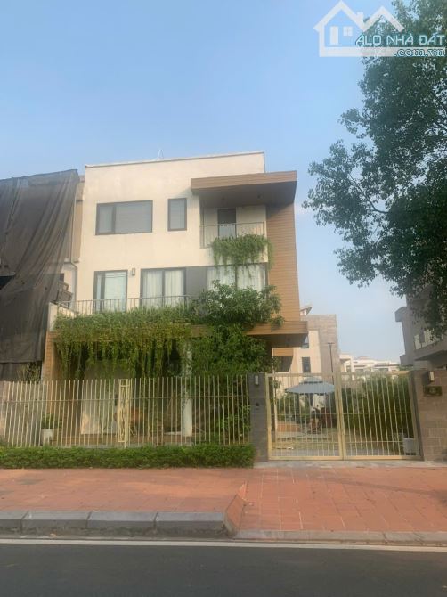 Bán căn Biệt thự KĐT Đặng Xá, 2 mặt tiền 12m, DT 280m2, sổ đỏ sang tên ngay.