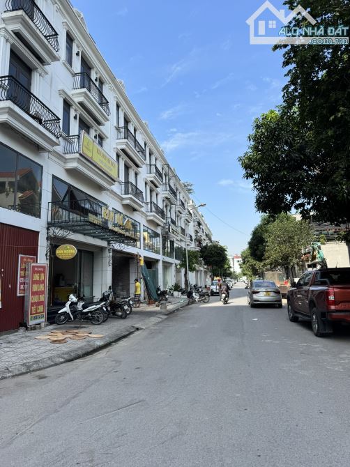 Bán gấp căn Shophouse Sông Hồng 84m2, nhà đã hoàn thiện, tại TT Trâu Quỳ, Gia Lâm