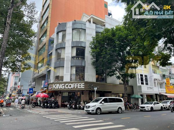 Cho thuê quán cafe góc 2MT Trần Hưng Đạo, Q1. Dt: 20x5m, Kc: trệt 3 lầu