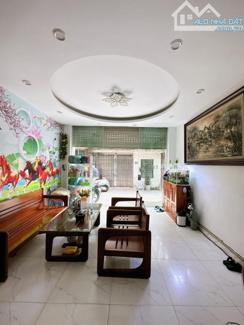 Bán nhà Lĩnh Nam, vị trí đẹp, mặt ngõ thông kinh doanh, dân xây chắc chắc, 28m2 giá 5.3 tỷ