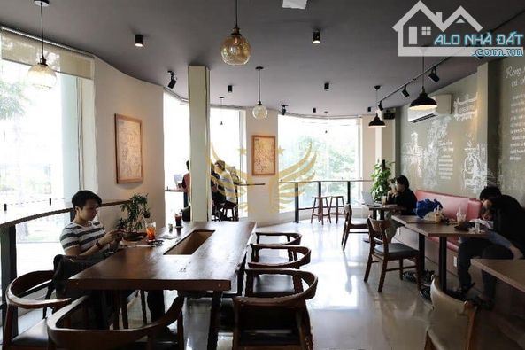 Cho thuê quán cafe góc 2MT Trần Hưng Đạo, Q1. Dt: 20x5m, Kc: trệt 3 lầu - 2