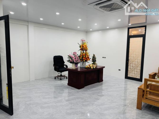 Cho thuê 900m2 kho/ showroom/ gara mặt đường 32 - 2