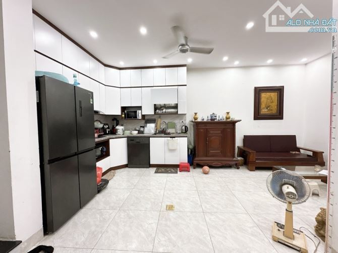 Bán nhà 3 tầng, 3 ngủ, 40m2, full nội thất ở ngay, gần phố Bạch Mai, trung tâm HBT, 5.8 tỷ - 5