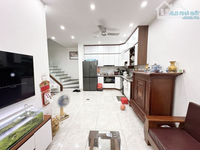 Bán nhà 3 tầng, 3 ngủ, 40m2, full nội thất ở ngay, gần phố Bạch Mai, trung tâm HBT, 5.8 tỷ - 6