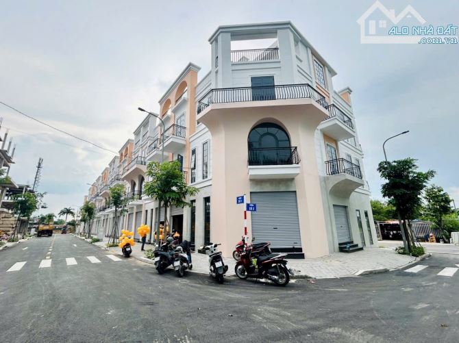 Shophouse chợ Tân Trụ DT 261m2, 1 trệt 3 lầu sổ hồng riêng, cam kết thuê lại 20tr/tháng - 8