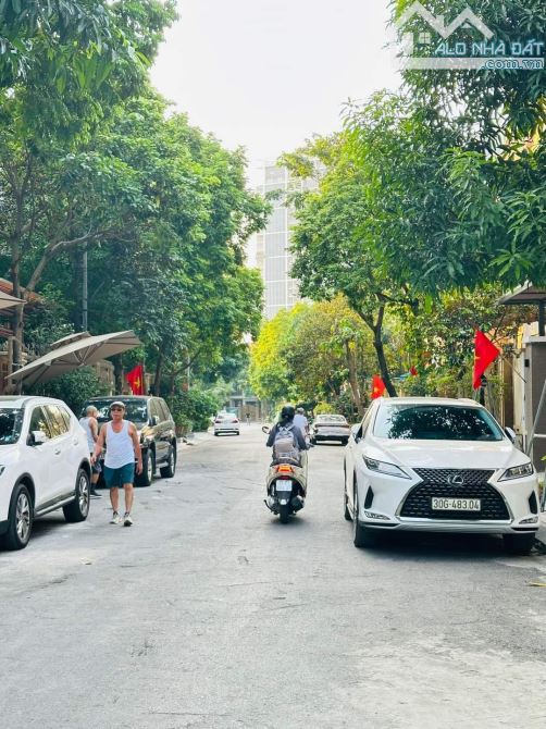 BÁN ĐẤT TẶNG NHÀ - NỘI THẤT CHÂU ÂU - CÓ VỈA HÈ - KHU PHÂN LÔ - KINH DONAM HỒNG - CHỈ 7TỶ9