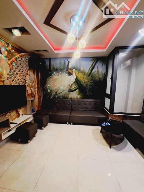 Nhà 5 Tầng full nội thất, 45m2, có phòng Karaoke, Hẻm oto.