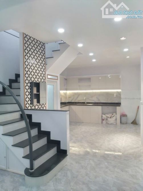 Quận 5 Lê Hồng Phong,  2 Tầng 30m2, sát mặt tiền, vuông vức, hoàn công, giá 4.9 tỷ TL