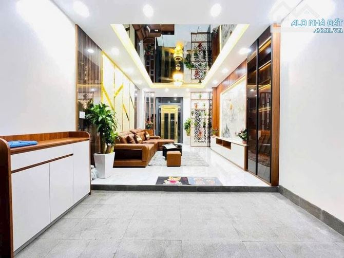 Bán nhà Dịch Vọng - 40m2 - 7.2 tỷ - thang máy - ngõ ba gác tránh xe máy - ngõ nông