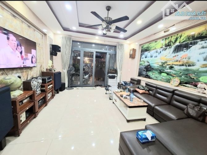 Gấp bán nhà 4 tầng, dt 135m2, chỉ 15 tỷ, gần Mặt tiền Lê Văn Việt, Thủ Đức. - 1
