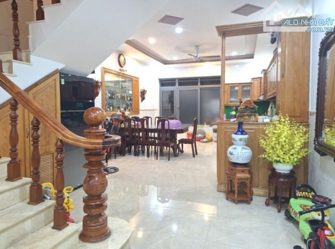 Gấp bán nhà 4 tầng, dt 135m2, chỉ 15 tỷ, gần Mặt tiền Lê Văn Việt, Thủ Đức. - 2