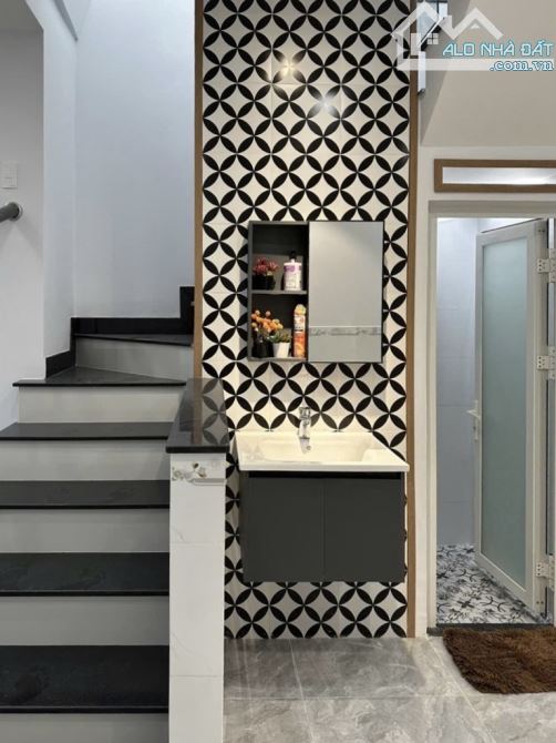 Quận 5 Lê Hồng Phong,  2 Tầng 30m2, sát mặt tiền, vuông vức, hoàn công, giá 4.9 tỷ TL - 2