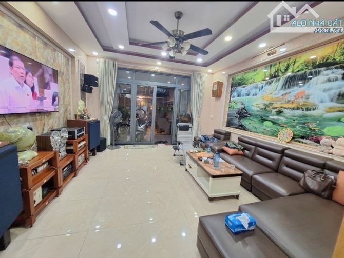 Gấp bán nhà 4 tầng, dt 135m2, chỉ 15 tỷ, gần Mặt tiền Lê Văn Việt, Thủ Đức. - 3