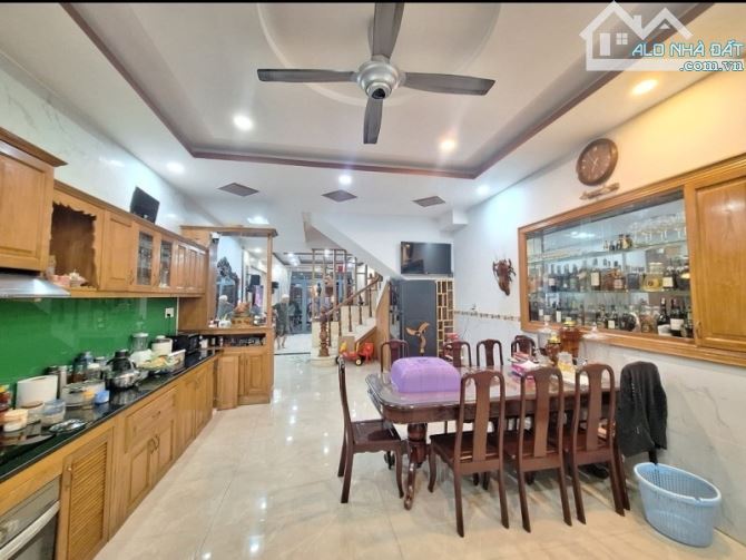 Gấp bán nhà 4 tầng, dt 135m2, chỉ 15 tỷ, gần Mặt tiền Lê Văn Việt, Thủ Đức. - 4