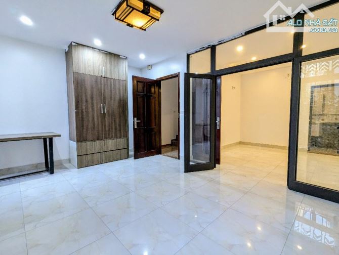 Siêu phẩm Hoàng Cầu, dân xây kiên cố, ở ngay, 62m2 x 5 tầng, mặt tiền 4,9m, chào 12 tỷ 5 - 4