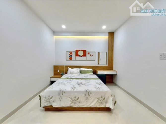 Cần bán căn nhà đang cho thuê 70m2 ngay Trương Thị Hoa, Q12. Bao sổ 2 Tỷ 350. Hẻm ô tô 6m - 6