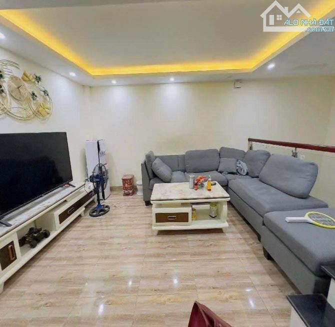 Nhà ngõ Kim Giang, oto đỗ cổng, 38m2, giá nhỉnh 6 tỷ, phòng ngủ rộng