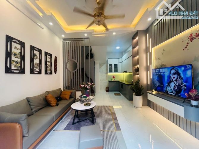 Hơn 5 tỷ, nhà đẹp 32m2 Phố Bạch Mai, thoáng trước sau, ngõ thông rộng, đầy đủ nội thất