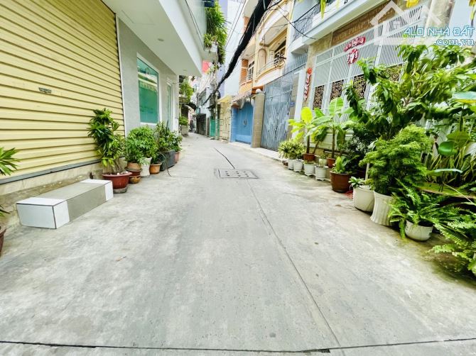 Trần Minh Quyền - 3 tháng 2. Q10. Nhà 3 tầng HC đủ. 3PN. Ngang gần 5M đẹp. Chỉ 8,x tỷ