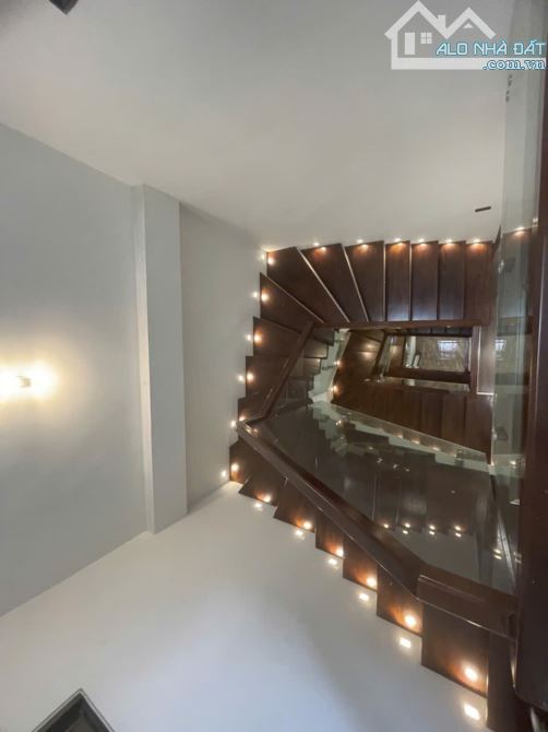 Bán nhà Nguyễn Sơn- Ngọc Lâm- Long Biên- DT 42m2 x 4 TẦNG, Ô tô đỗ cửa, Giá bán 8.83 tỷ.