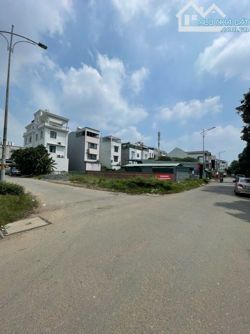 Bán gấp đất biệt thự 240m2, 10x24m, lô góc đối diện công viên và bệnh viện quận 2, giá tốt - 1